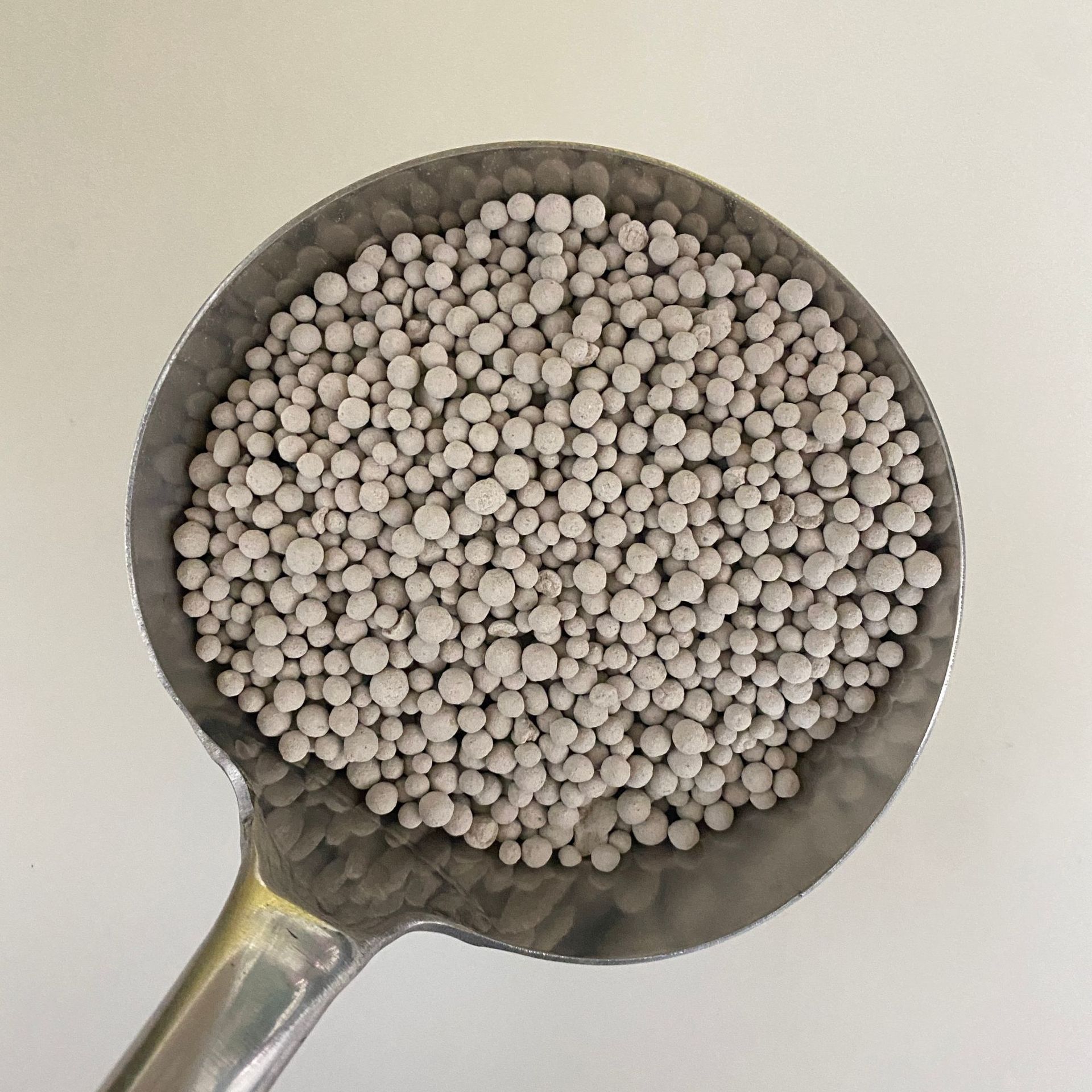 厂家现货 2-4mm沸石球河道治理土壤改良饲料添加用改性沸石球滤料