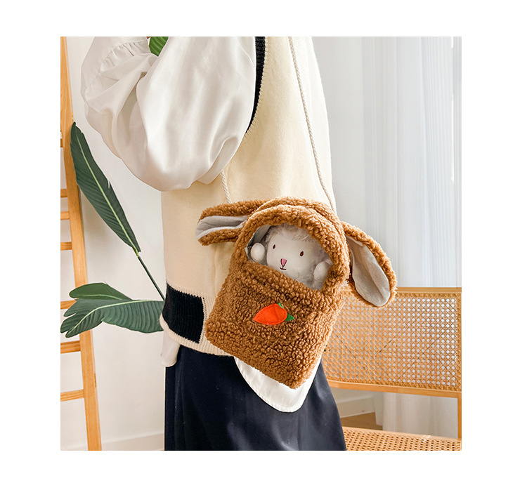 抖音爆款小羊公仔包包女可爱软妹毛绒包新款斜挎包水桶单肩包批发