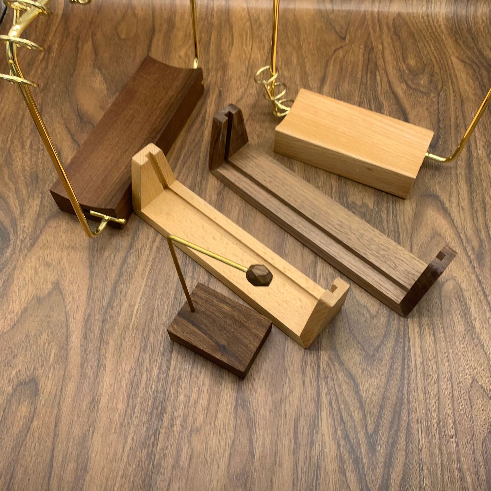 木制桌面台历底座木质台历展示架相框工艺品摆件日历支架批发