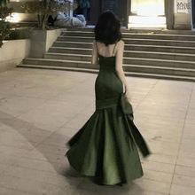 法式高级感绿色吊带露背连衣裙女2024新款小众设计性感礼服长裙子