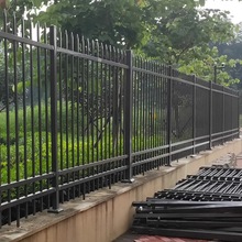 现货批发锌钢组装简易款围栏镀锌管烤漆防护栏工厂学校防爬铁栏杆