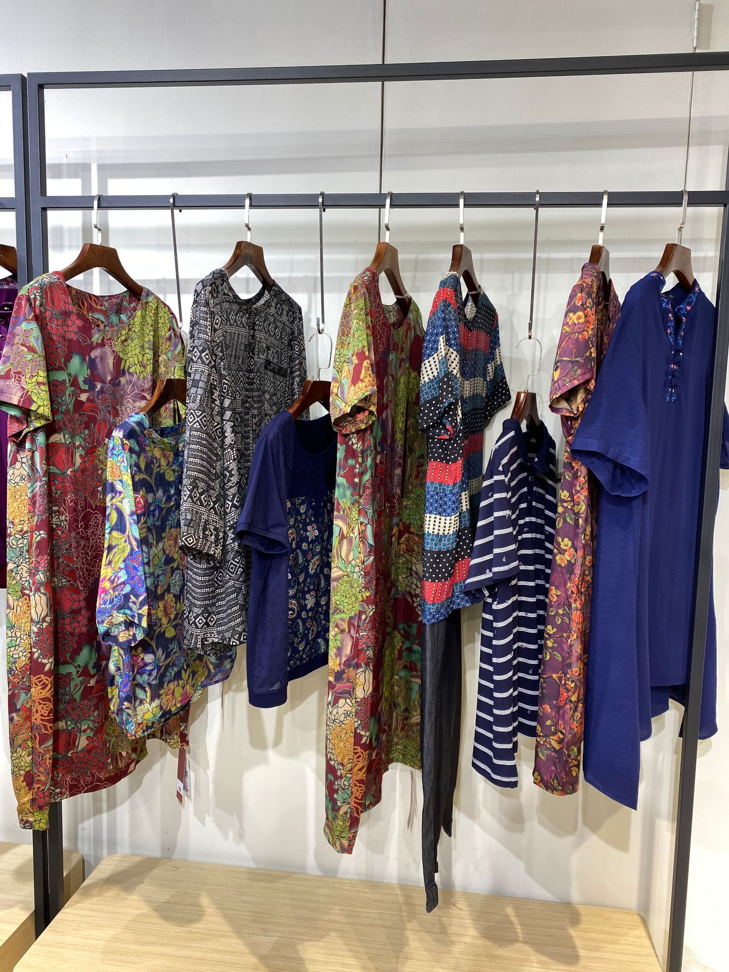 实体中老年大码女装货源 深圳美迪菲刺绣上衣连衣裙女装库存批发