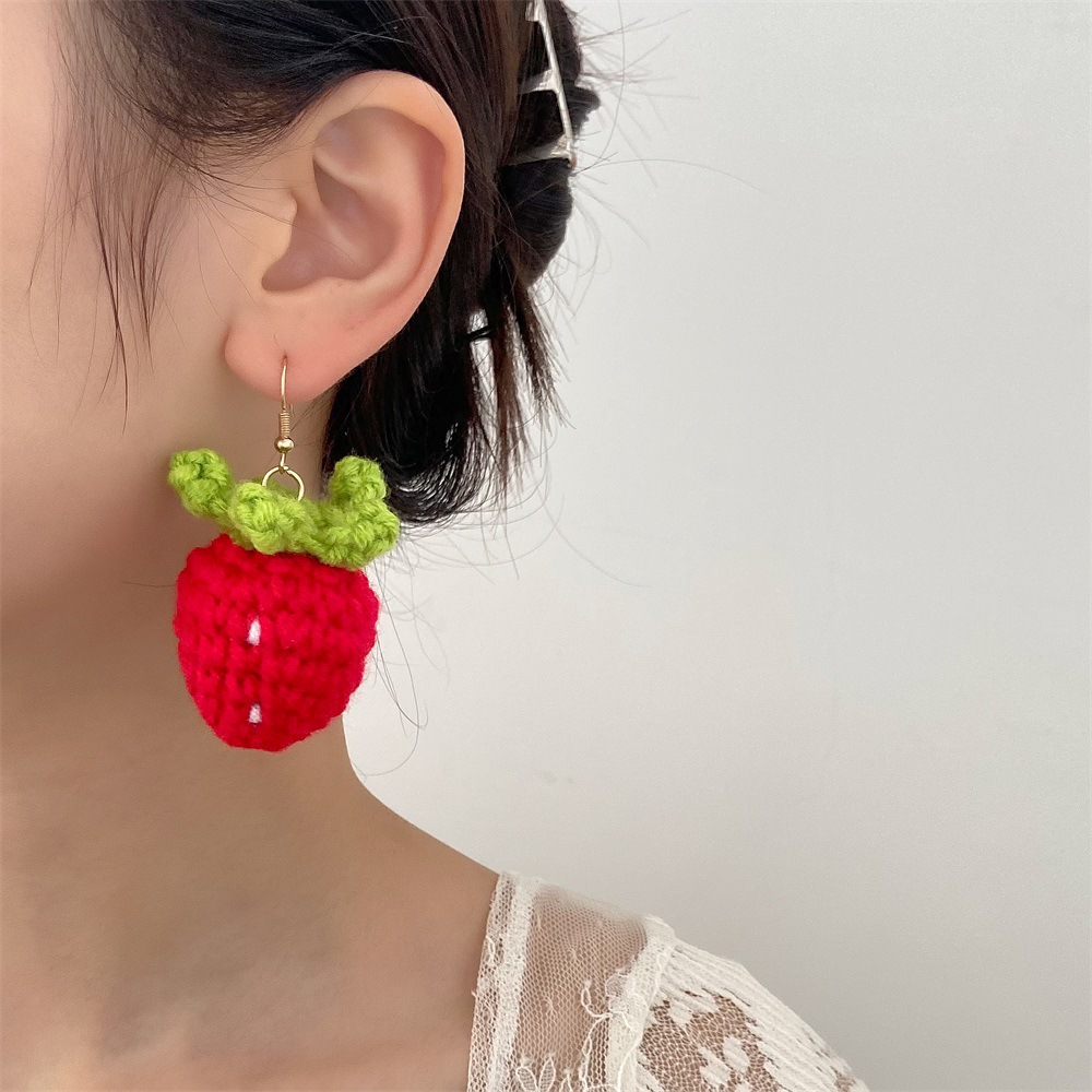 杨幂赵今麦同款耳环秋冬新款毛绒手工编织草莓耳钉甜美少女心耳饰