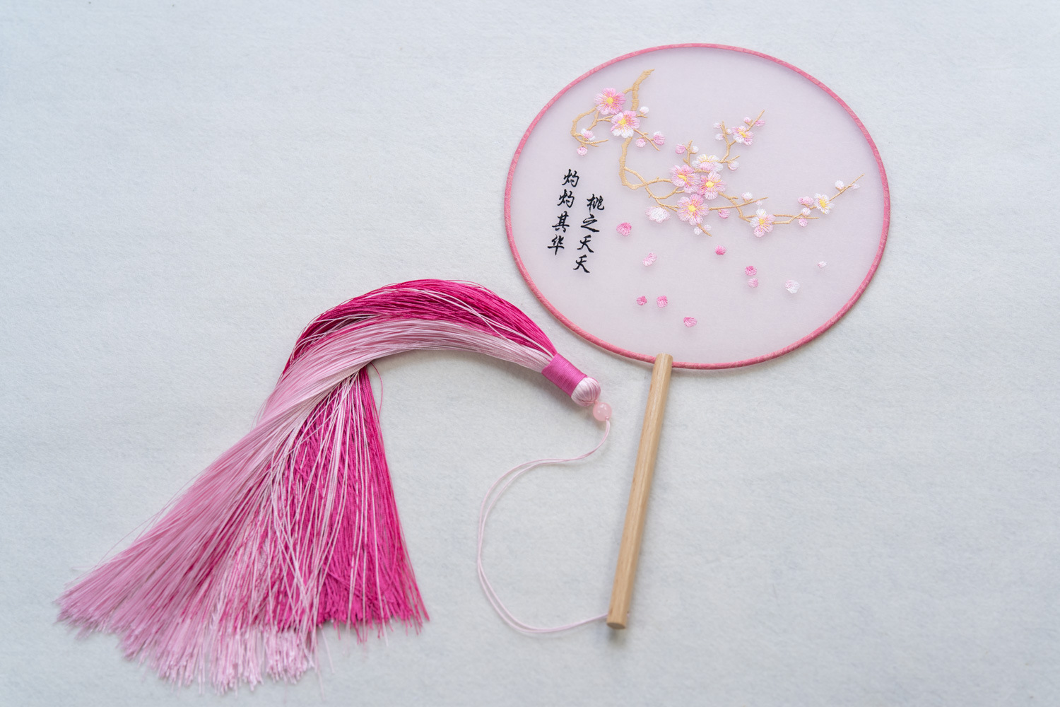 批发桃花挽月舞扇子长流苏国风古典舞圆扇刺绣花团扇跳舞桃花扇子