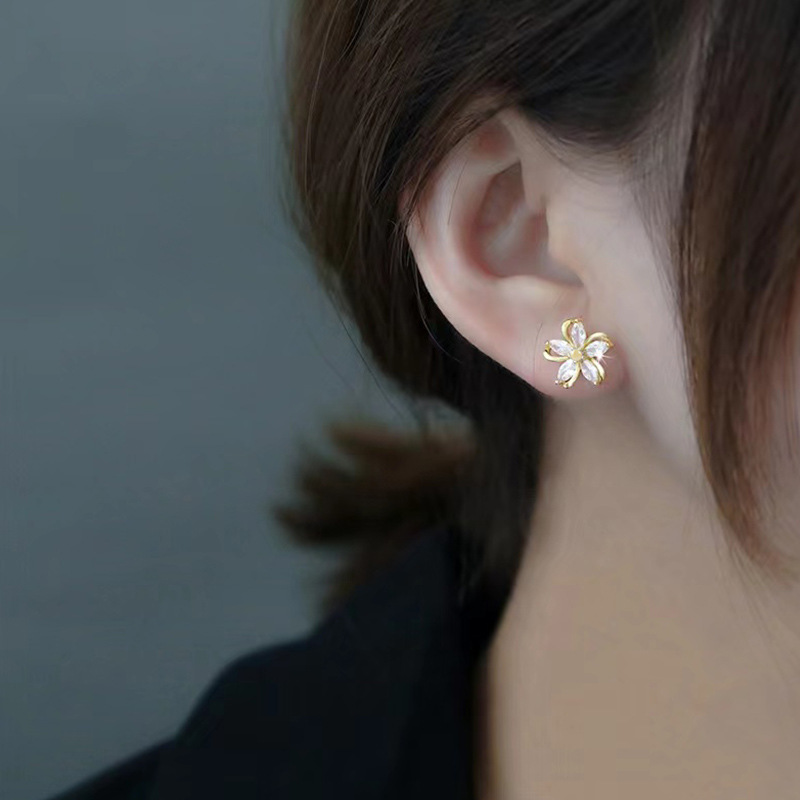 Korean Fashion Micro Inlaid Zircon Petal Stud Earrings Women's Sterling Silver Needle Niche Design Earrings Fashionable and Versatile Earrings