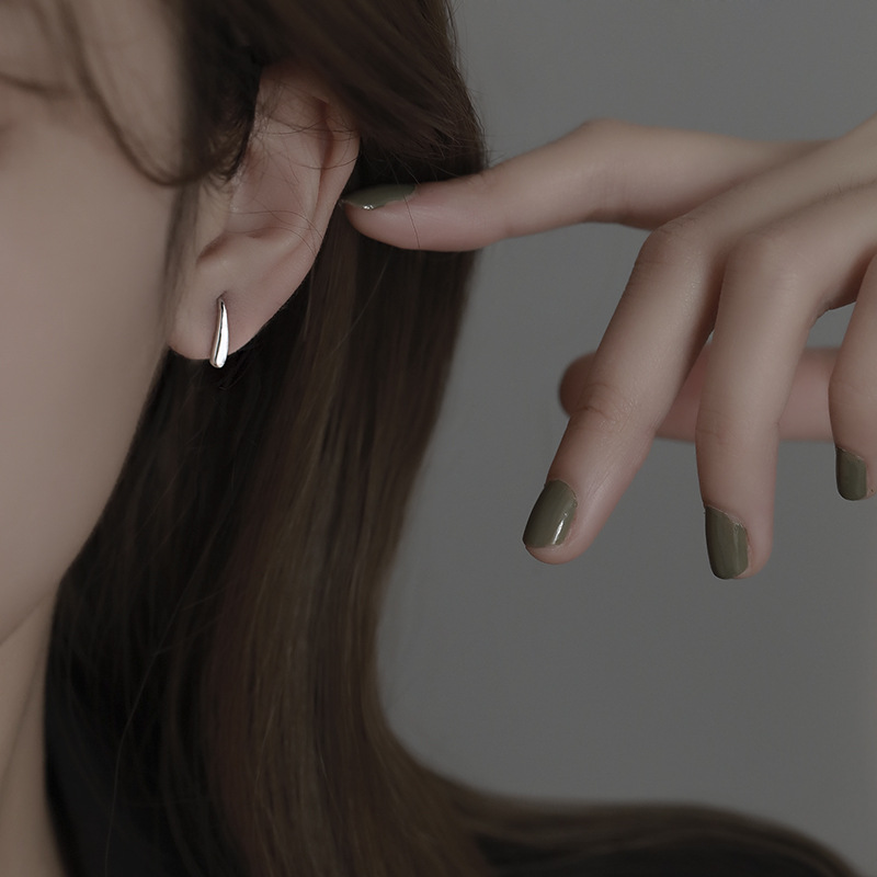 Korean Style S925 Silver Minimalistic Water Drops Petite Earrings Female Retro Fashion and Personalized Beautiful Ear Hook Student Creativity Earrings