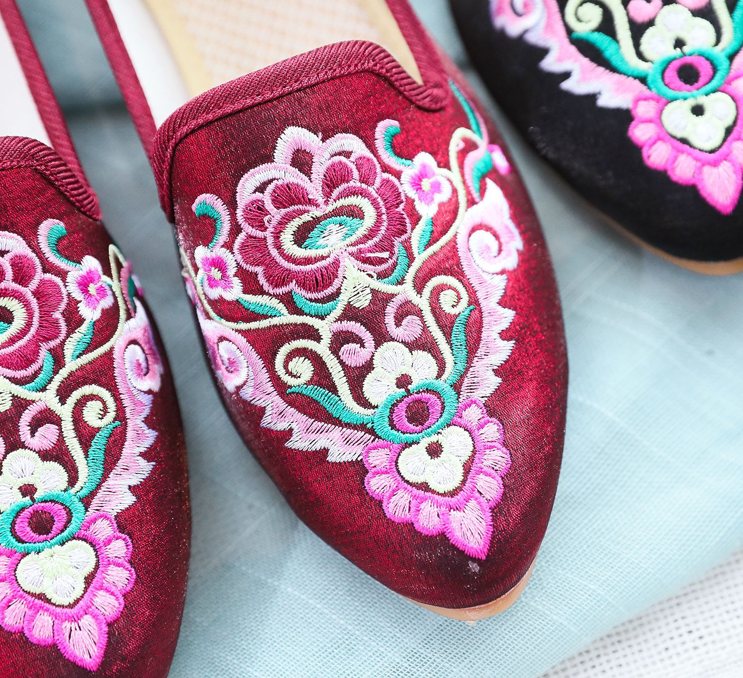 【尖头苗绣】民族风 绣花布鞋 时尚穆勒单鞋女士休闲鞋 尖头低跟