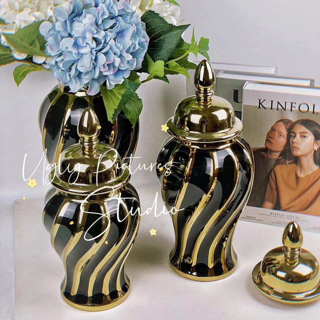 European-Style Ceramic Electroplating Spiral Pattern Temple Jar Decorative Ornaments Light Luxury Crafts Gold Sample Room Decoration Black and White