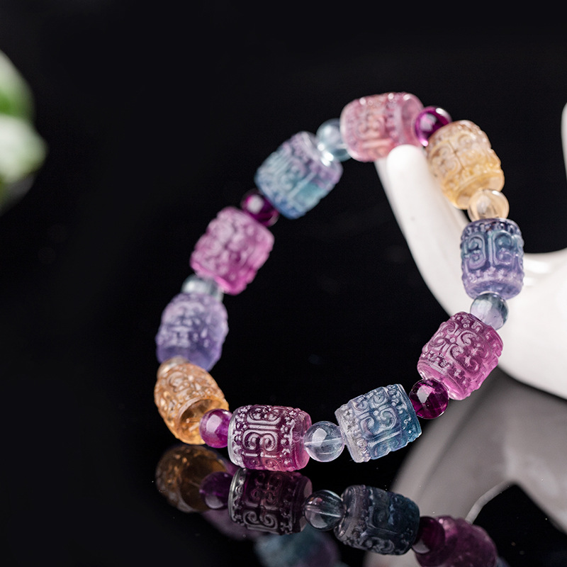 天然水晶七彩萤石回纹桶珠手串 糖果色雕刻回纹手链单圈女款饰品