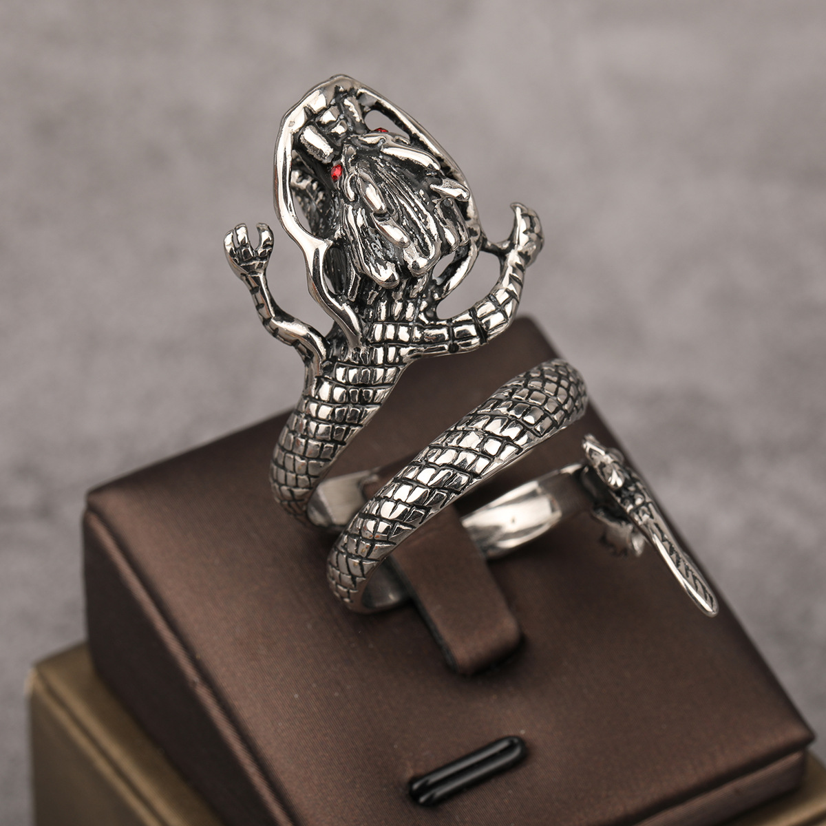 复古不锈钢饰品欧美时尚潮流霸气盘龙男士戒指龙头指环配饰厂家