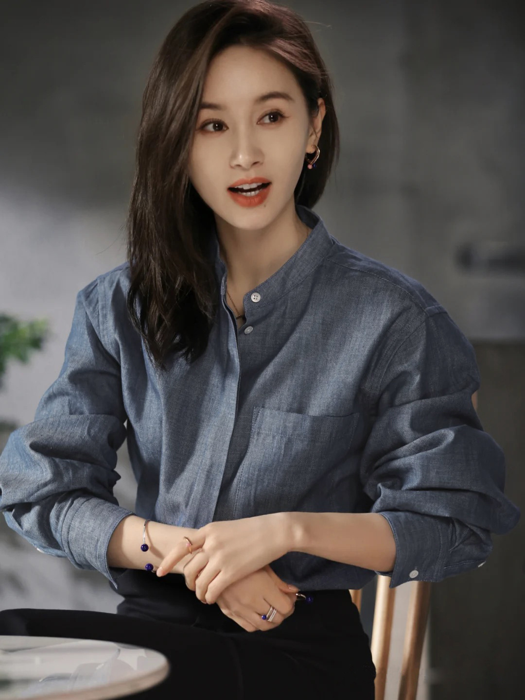 明星同款衣服灰色长袖衬衫2021宽松显瘦韩版立领衬衣女