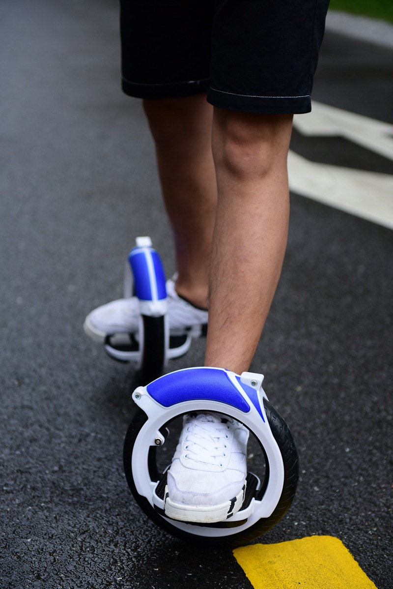 厂家直供极限户外运动风火轮轮子双轮脚踏滑板车实心轮二轮代步车