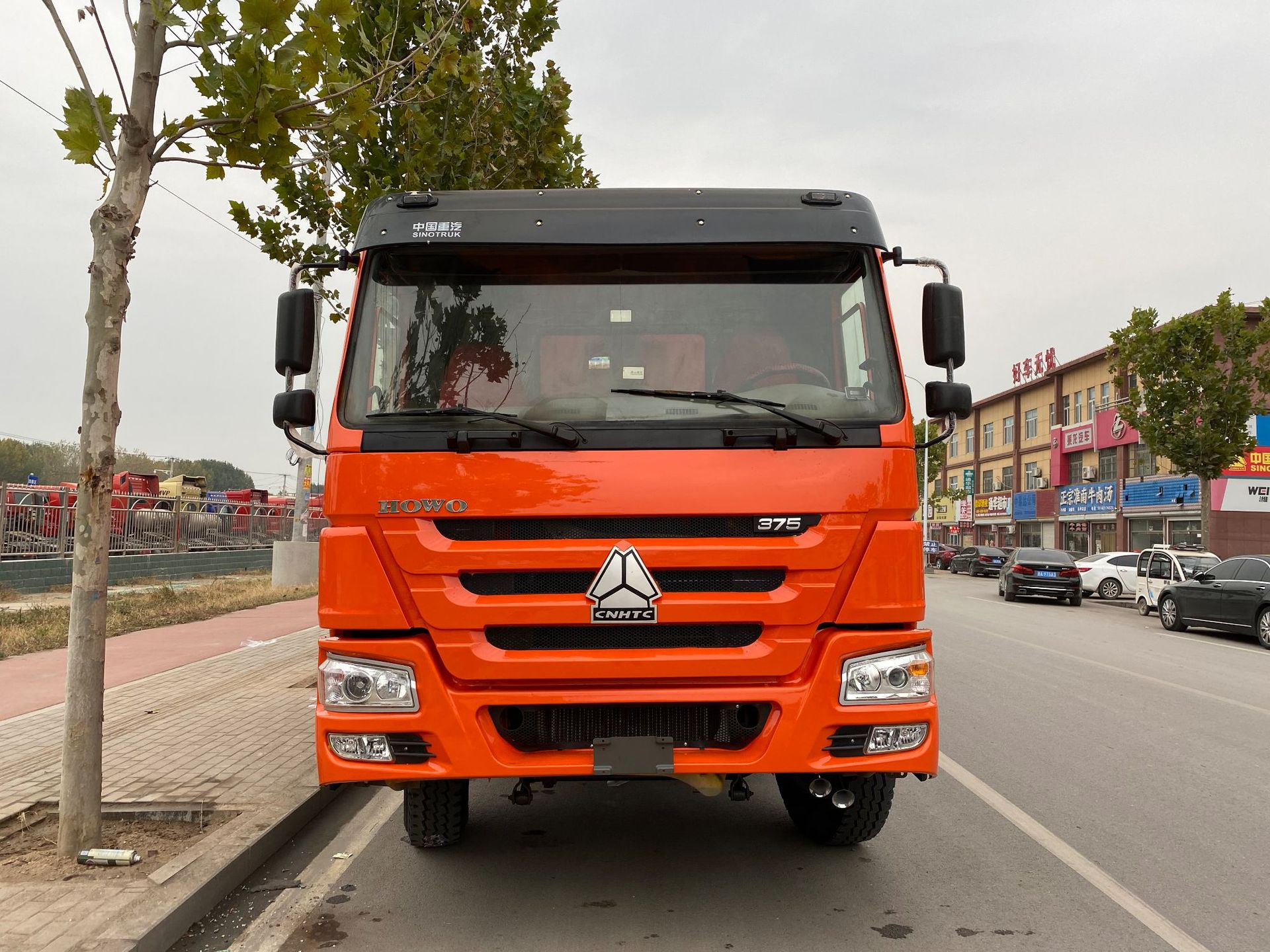 低价高品质二手重汽豪沃6*4自卸车 375马力卡车新轮胎 新大箱