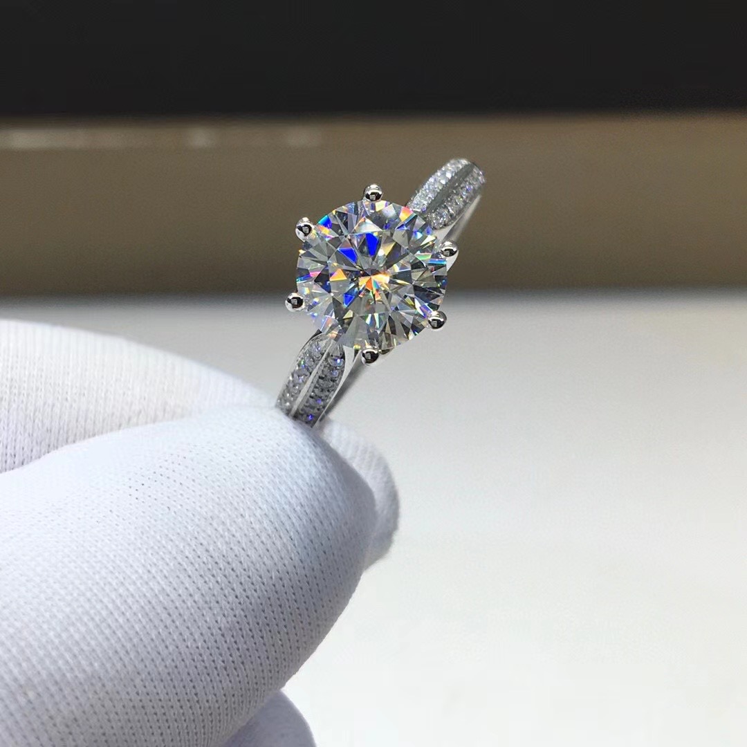 星光皇后莫桑钻戒指 18k金钻戒超白d色莫桑钻 带证书支持一件代发