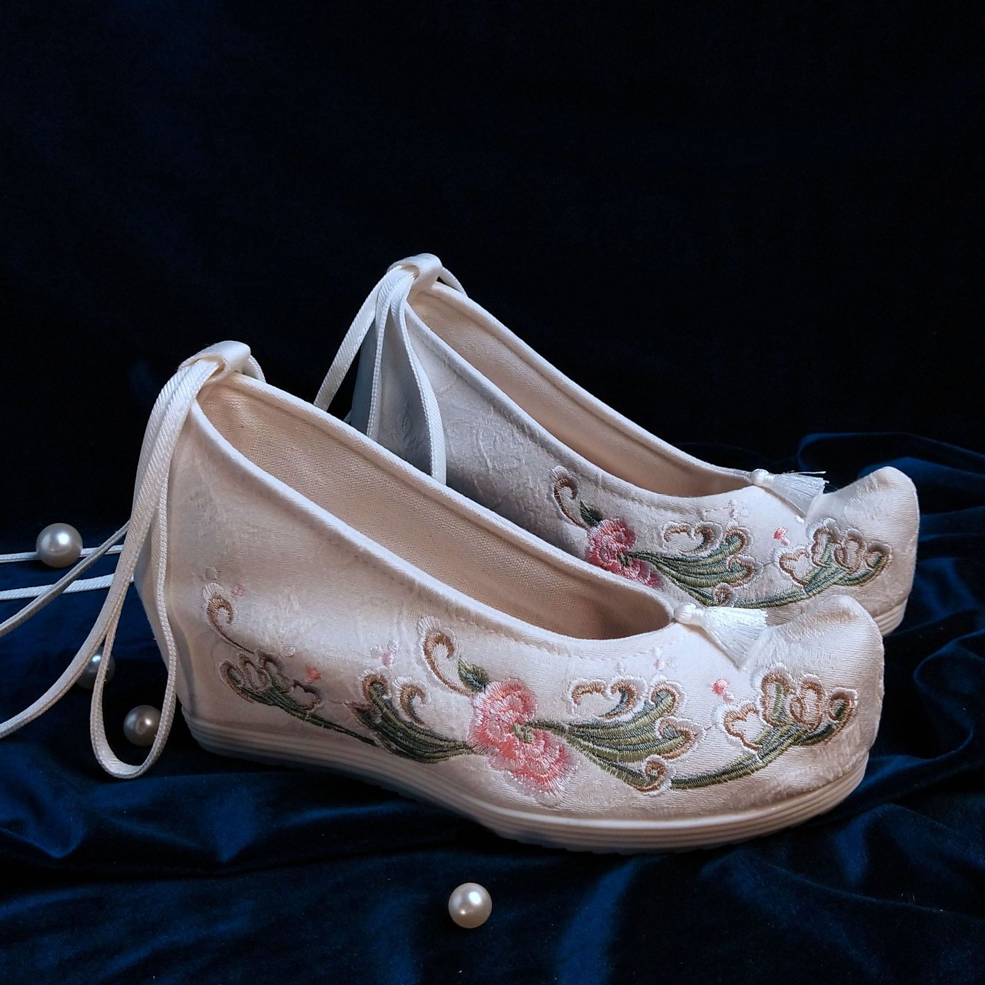 新款内增高汉服鞋绑带古风鞋子高跟绣花鞋流苏绣花女鞋民族风布鞋