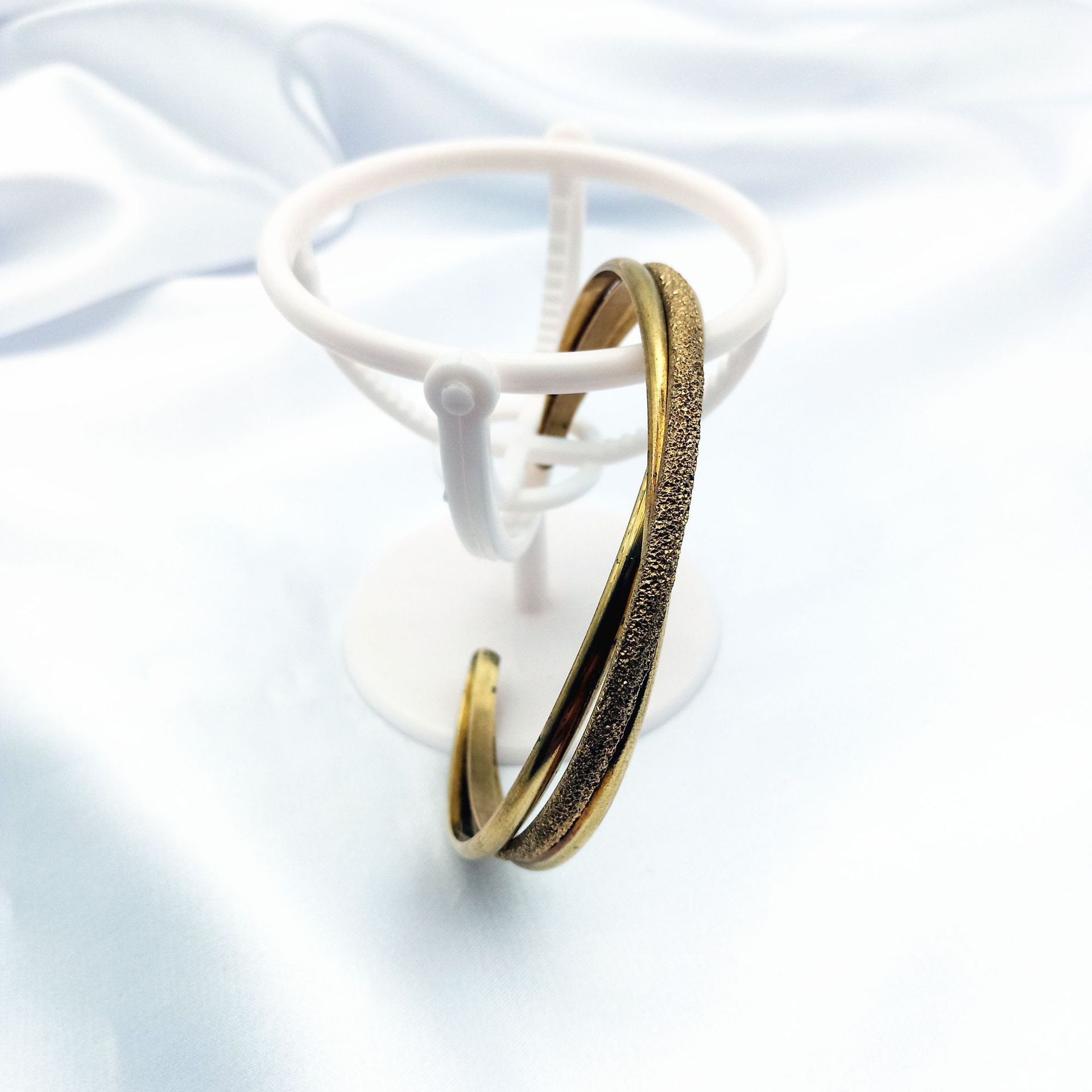 简约大气时尚手饰 三层交叉闪耀铜制手镯女 潮流设计艺术感手饰品