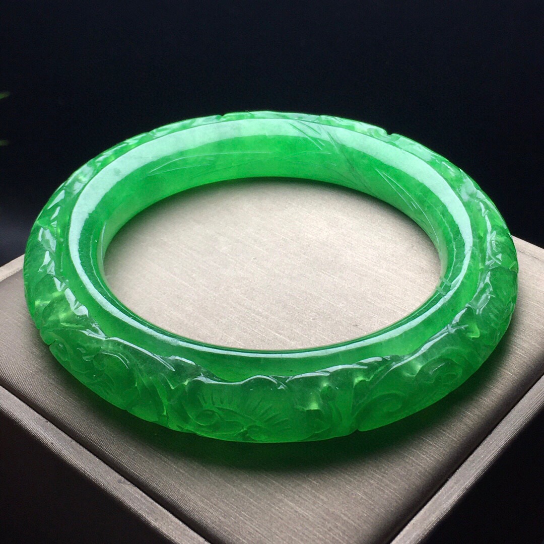 翡翠冰种满绿雕花圆条复古手镯 微商直播货源 镇平玉器批发