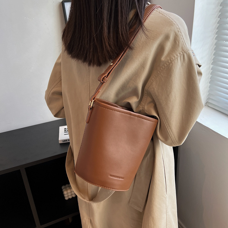 Internet Celebrity French Style Niche Bag New Fashion Simple Retro Portable Bucket Bag High-Grade Underarm Shoulder Bag