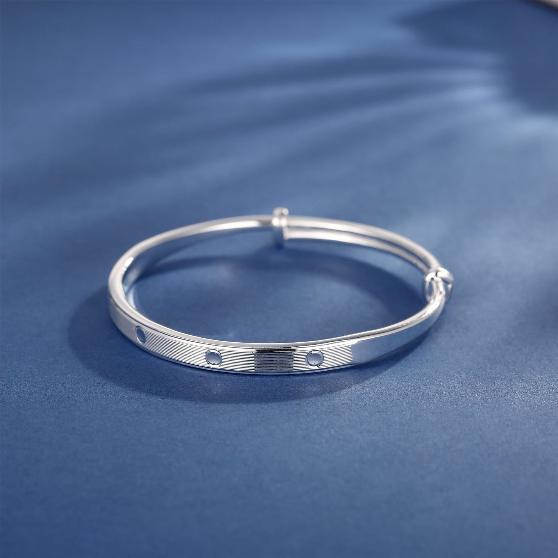 银手镯女999纯银年轻款情侣银镯子轻奢小众银饰大学生女