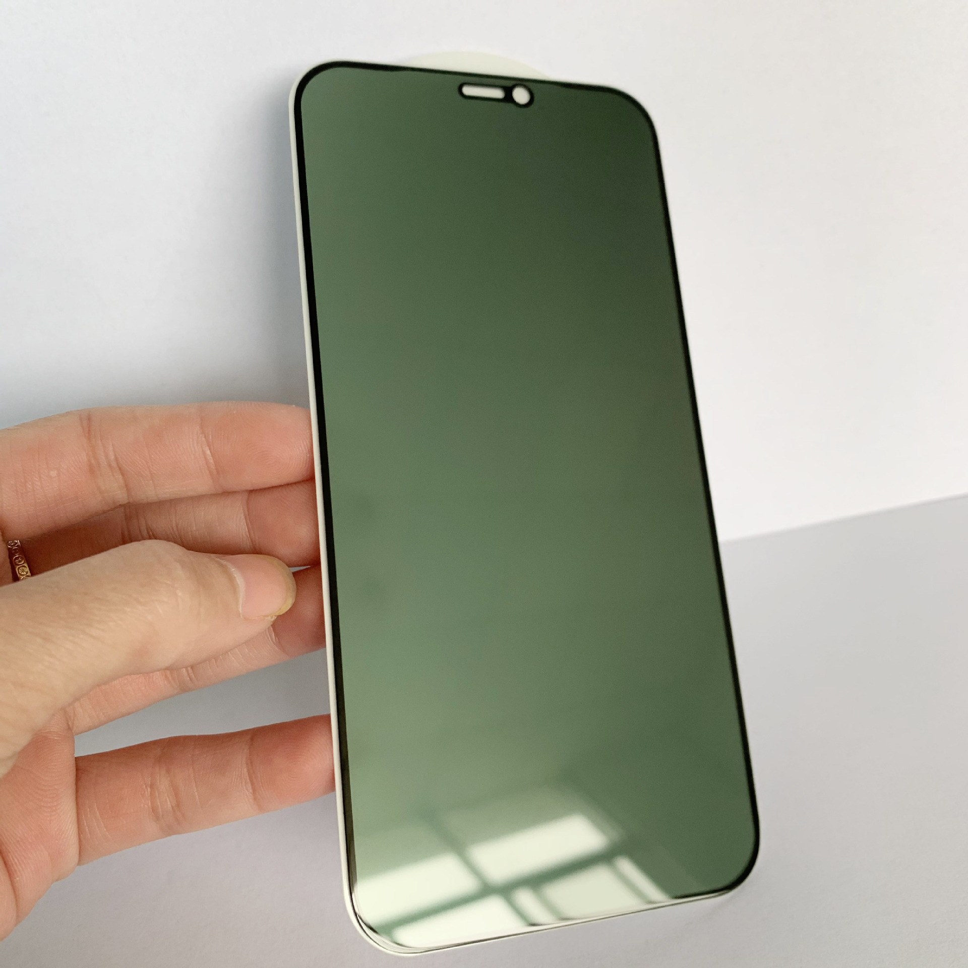 防窥膜是一种功能膜,角度是28度,左右防窥,上下不防窥,亮度调适中.