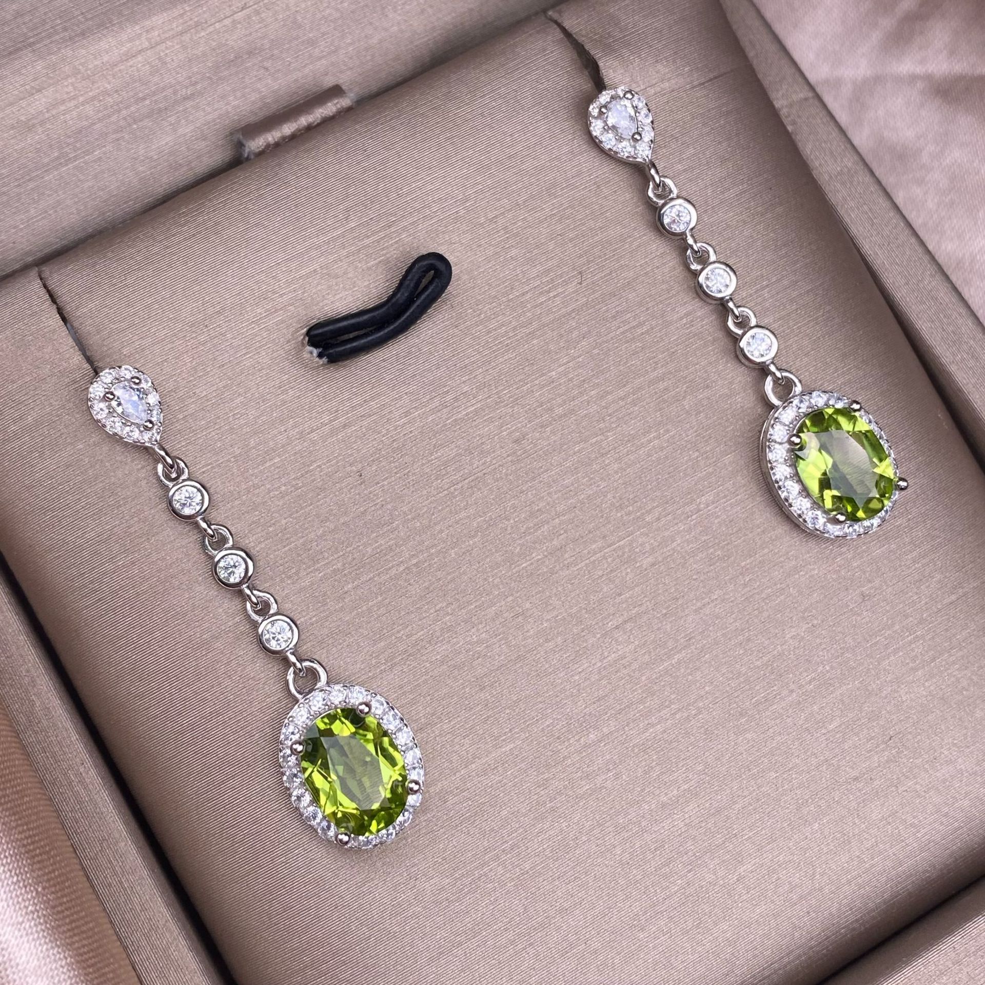 橄榄石耳环s925银镶嵌满钻轻奢长款耳坠精致彩宝水晶耳饰品时尚ol