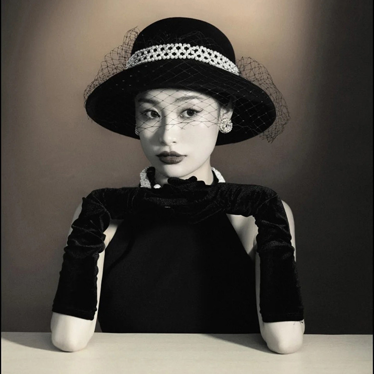 新款法式赫本礼帽珍珠边圆顶复古写真遮面金丝绒帽子新娘拍照帽饰