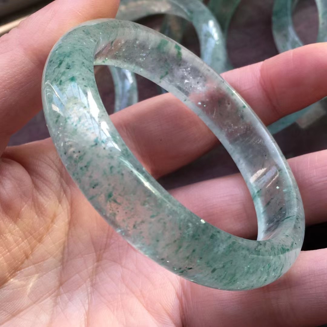天然水晶绿云母大花瓣绿草莓晶手镯女款内平外圆窄条实物实拍现货