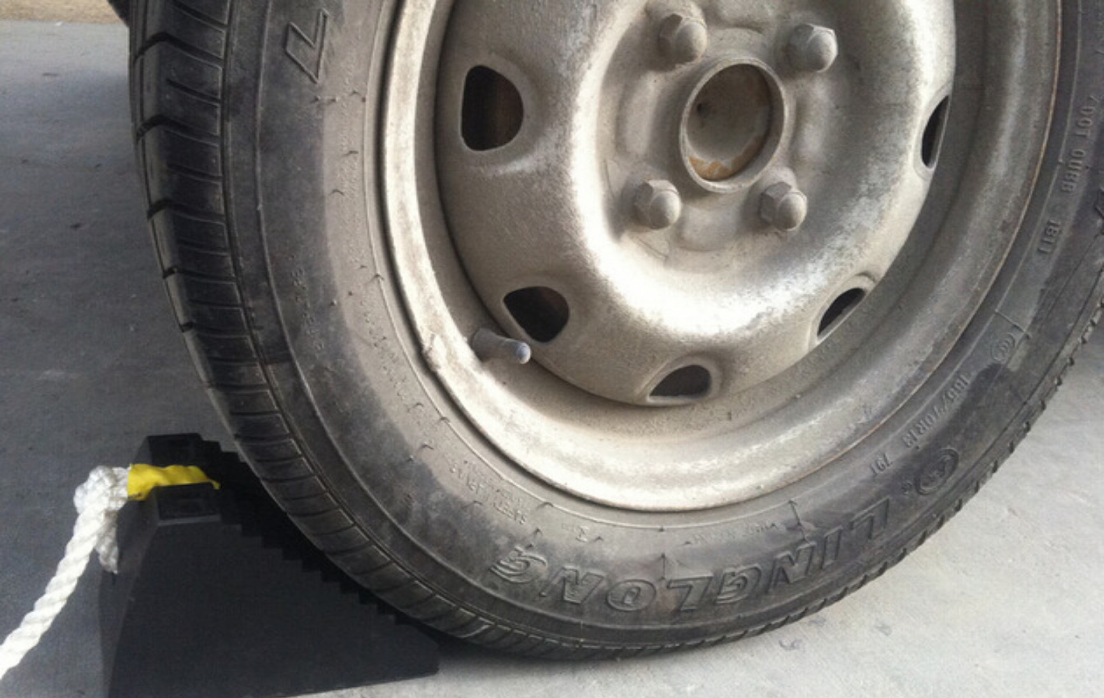 出口橡胶块卡车定位轮挡 防溜车栓绳停车楔子 橡胶防撞车轮挡块j