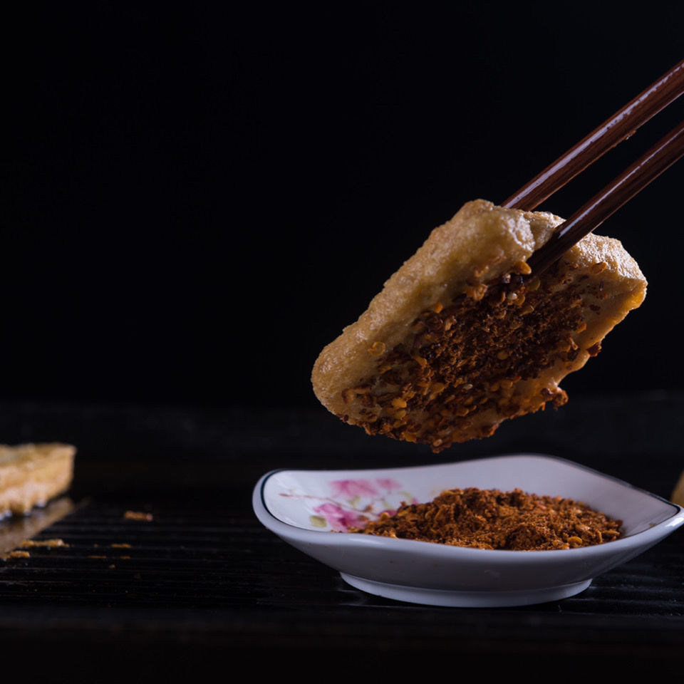 镇雄地道臭豆腐送辣椒面 云南特色烙锅豆腐 箱子街手工制作臭豆腐
