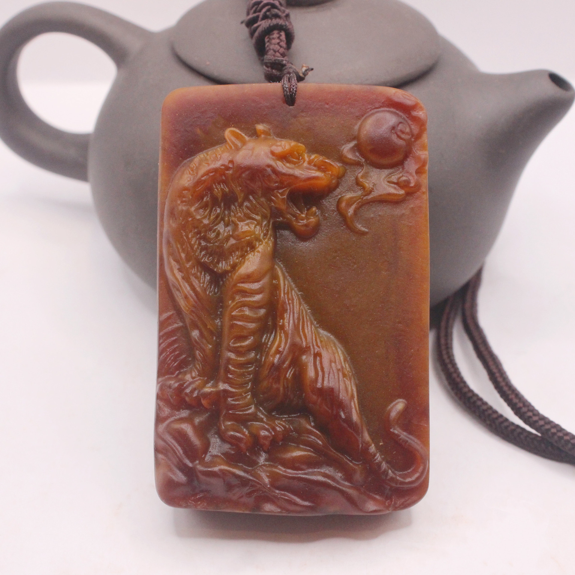 批发龙涎香项坠二代琥珀蜜蜡俏色貔貅猛虎牌龙牌挂件直播热销饰品