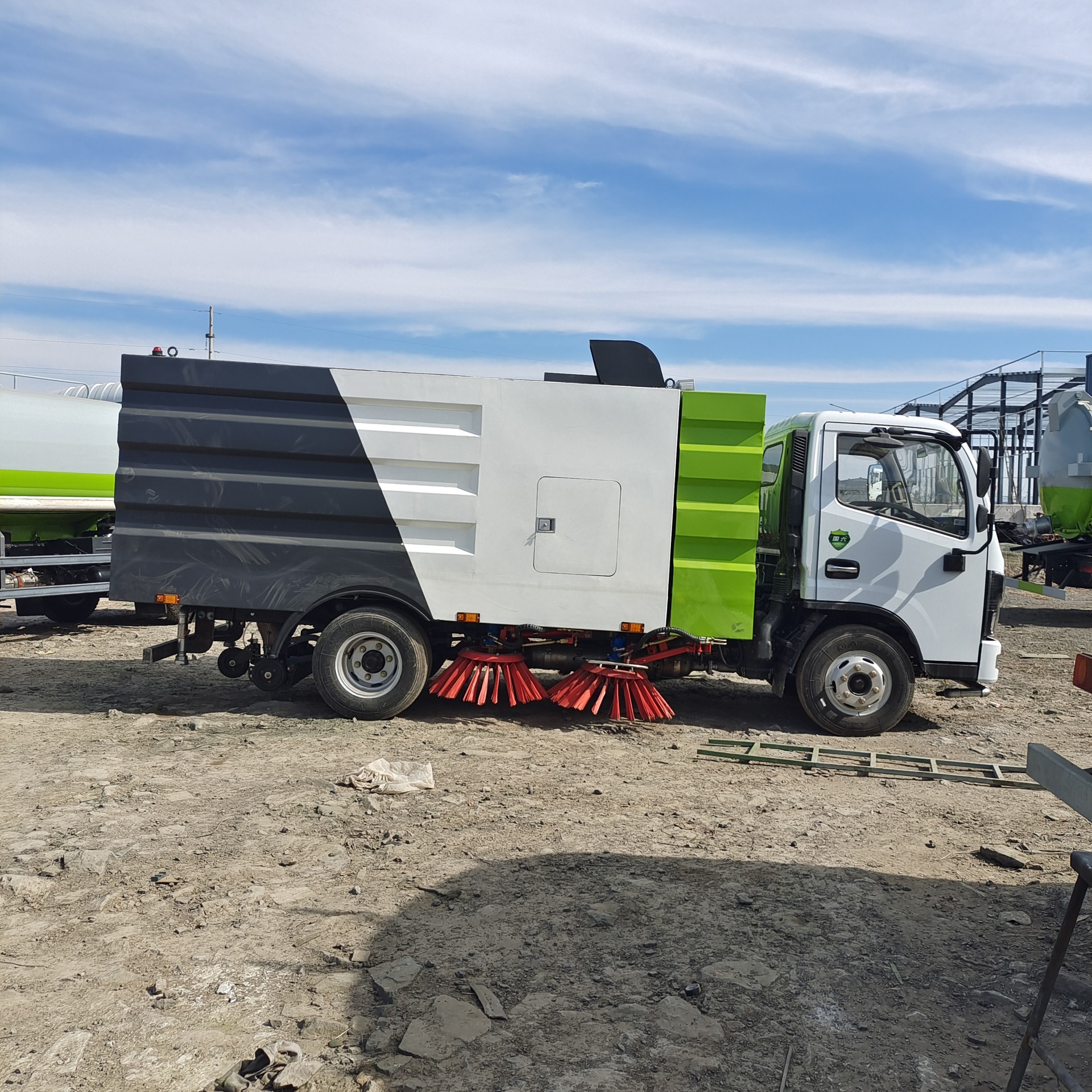 东风扫路车环卫车市政街道工厂垃圾清扫车洗扫车多功能洒水扫地车