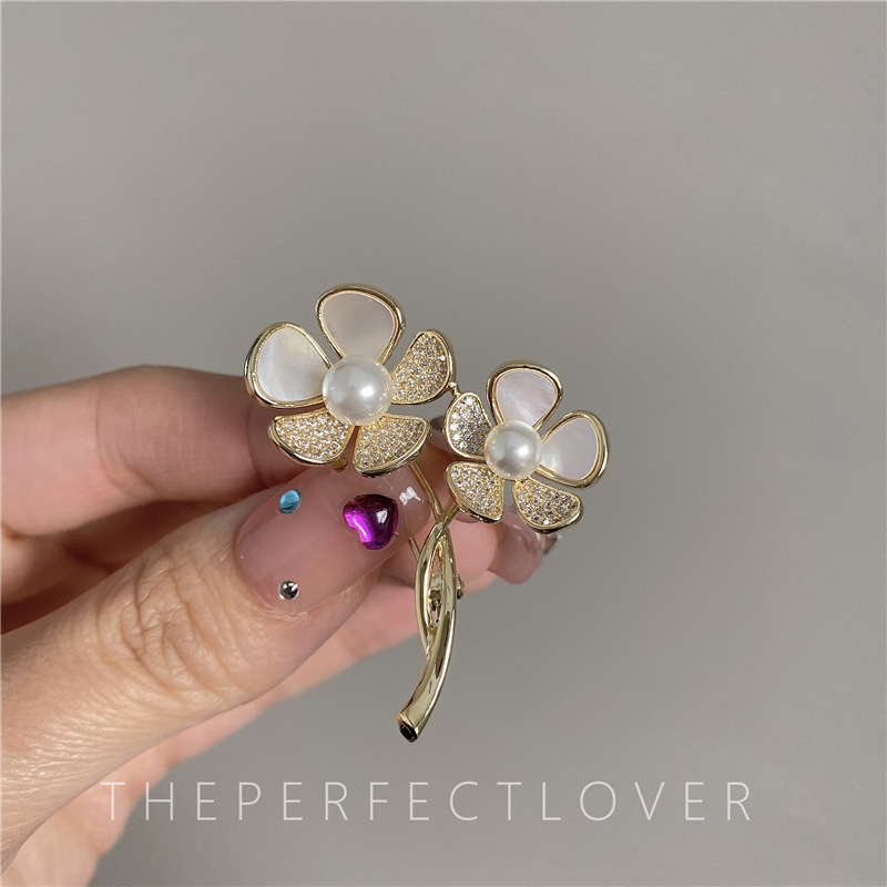 Light Luxury Natural Shell Camellia Flower Pearl Corsage High-Grade Brooch Female Design Sweet Exquisite Brooch Pin