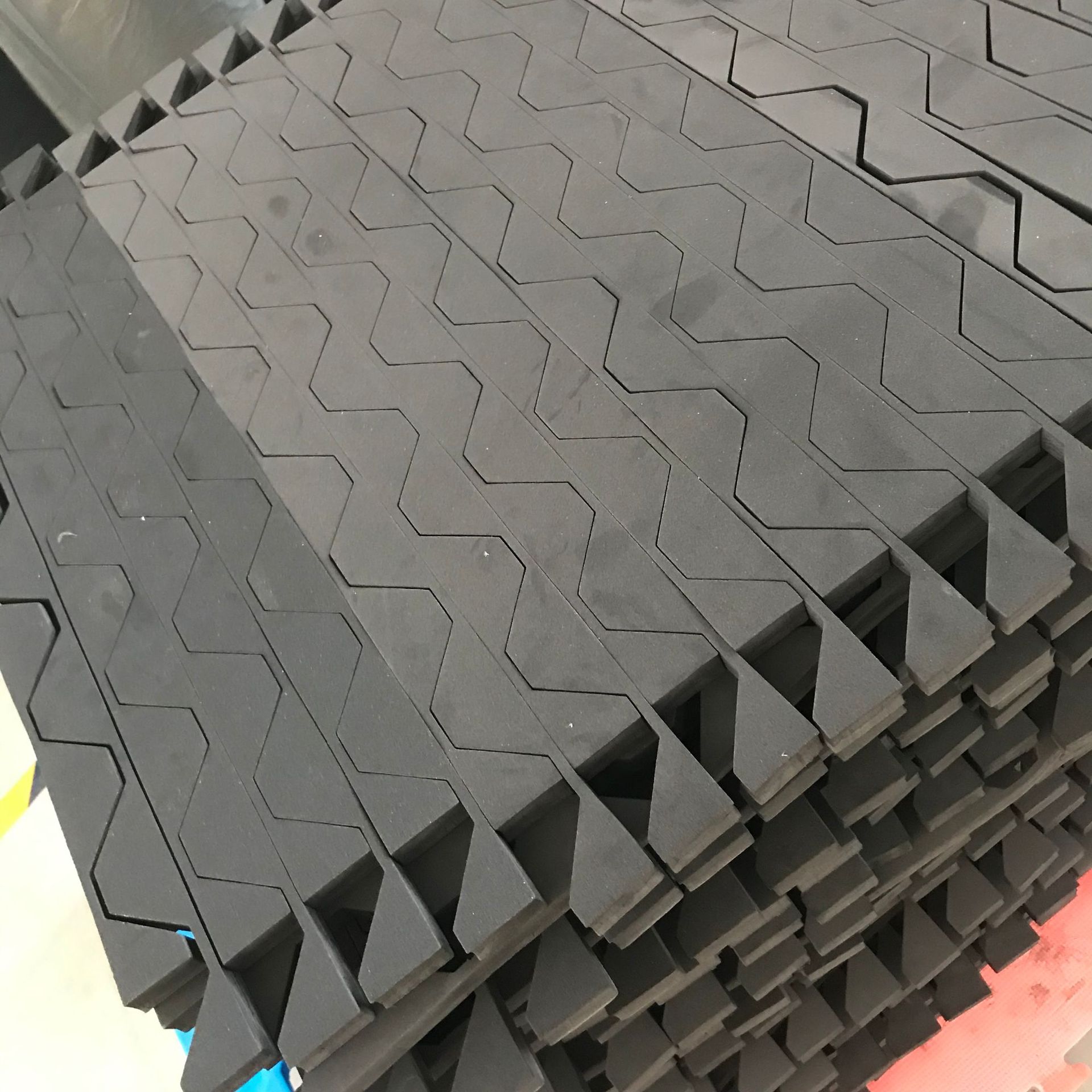 750瓦型泡沫堵头 工地用带胶聚乙烯泡沫封条 屋檐堵头