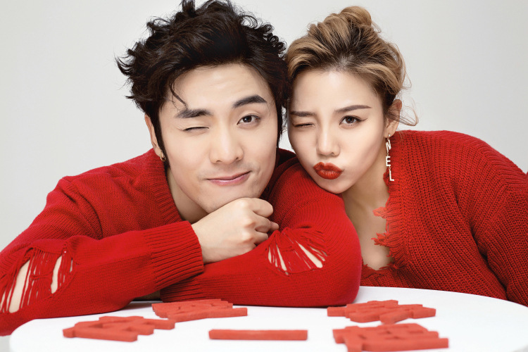 同色系情侣艺术照写真拍摄服装毛衣红色婚纱拖尾裙简约短款森