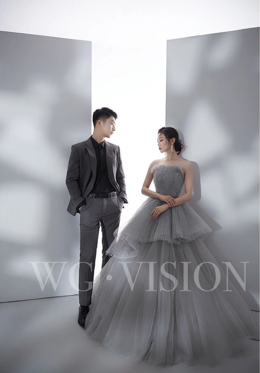 秋冬长款气质优雅灰色旅拍婚纱街拍摄影礼服网红唯美一字肩蓬蓬纱