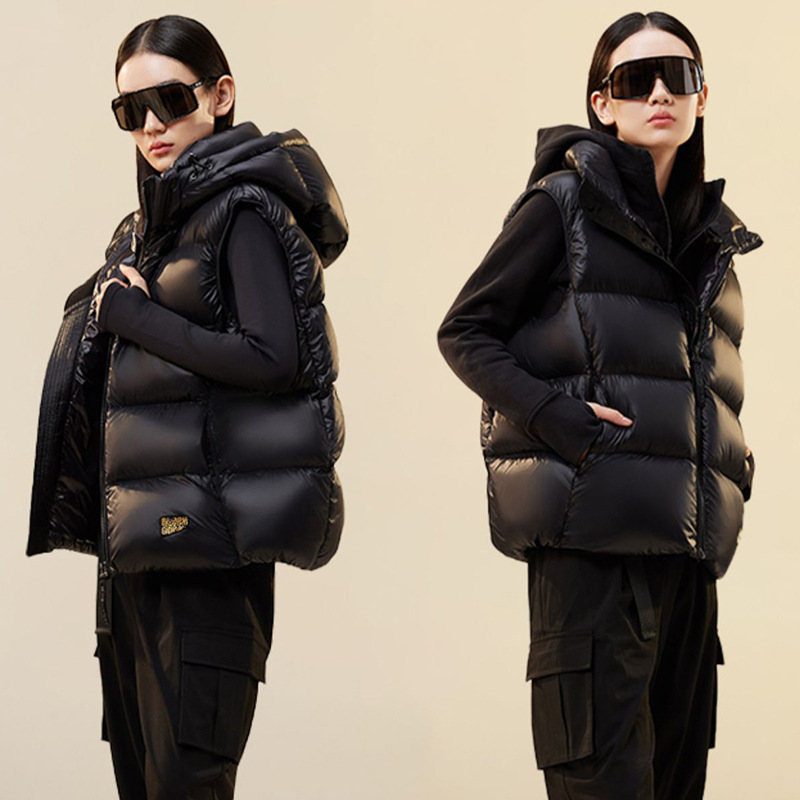 黑金羽绒马甲女款高端女羽绒背心外穿白鸭绒连帽马夹无袖羽绒服冬