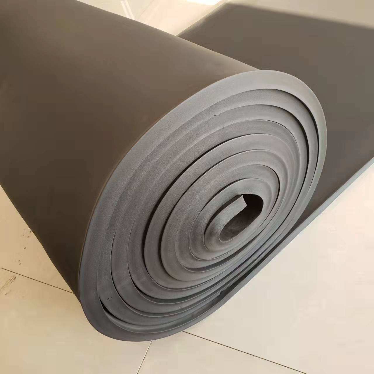 隔热材料最新报价走势分析-橡塑屋顶阳光房自粘保温板隔热板-阿里巴巴