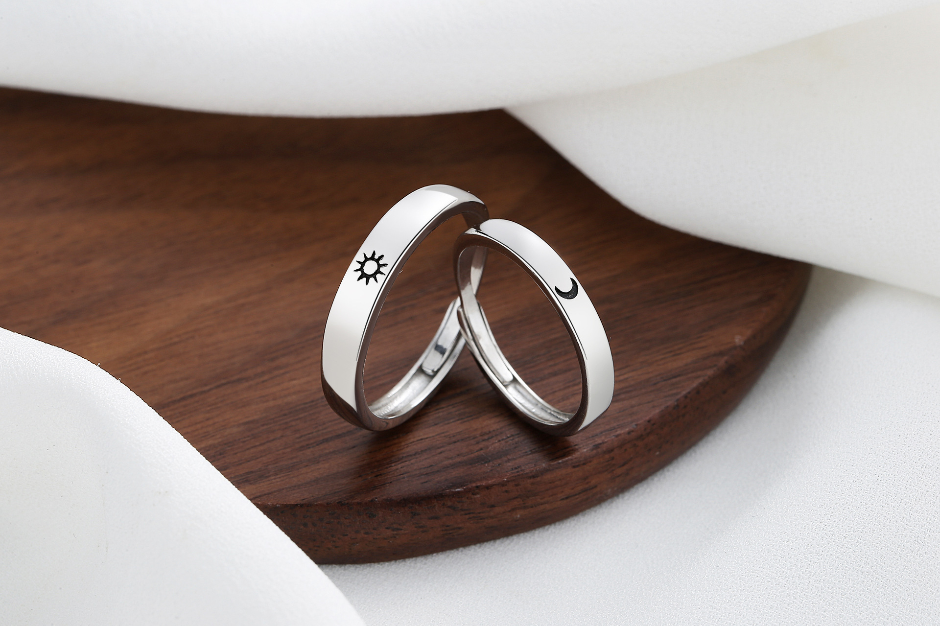 卡莱尔韩版日月之恋情侣对戒简约太阳月亮戒指 ins日月星层手饰女