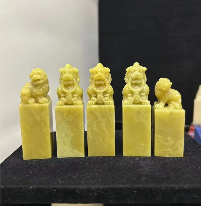 青田石封门灯光冻纽章2.5*2.5高8.5-6.