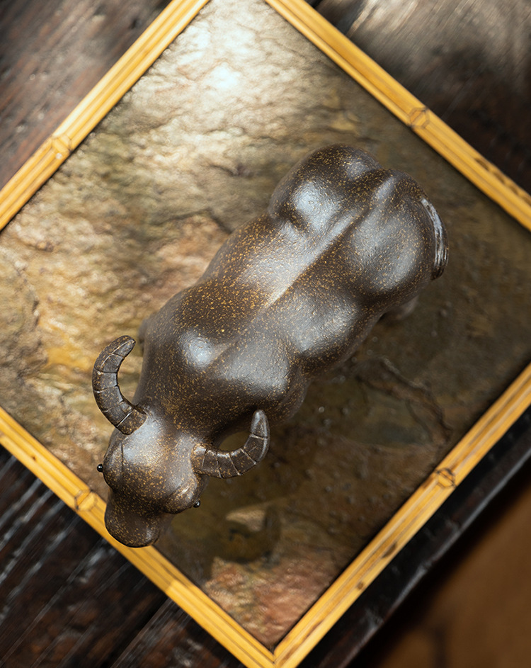 宜兴紫砂茶宠牛摆件雕塑茶具古铜泥生肖牛茶玩茶盘零配紫砂批发