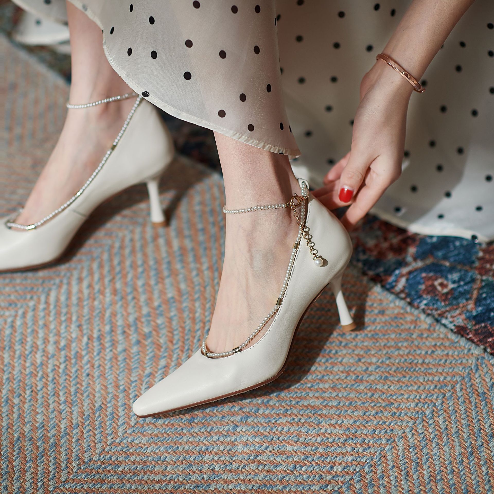 法式水钻细跟女鞋2021春季新款高跟鞋一字扣简约脚腕珍珠链单鞋女