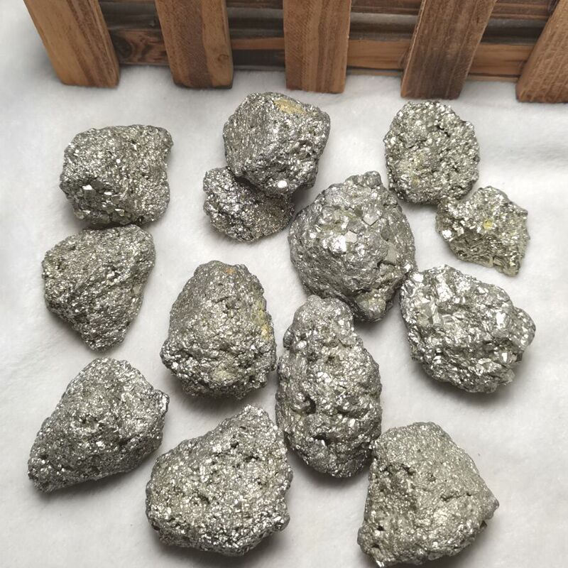黄铁矿(fes2)因其浅黄铜色和明亮的金属光泽,常被误认为是黄金,故又称