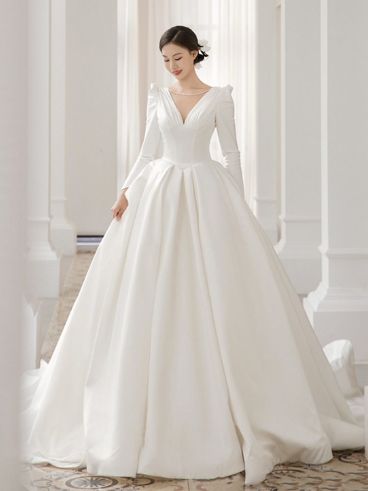 缎面轻婚纱2022新款新娘婚礼法式复古长袖冬季出门主纱拖尾礼服