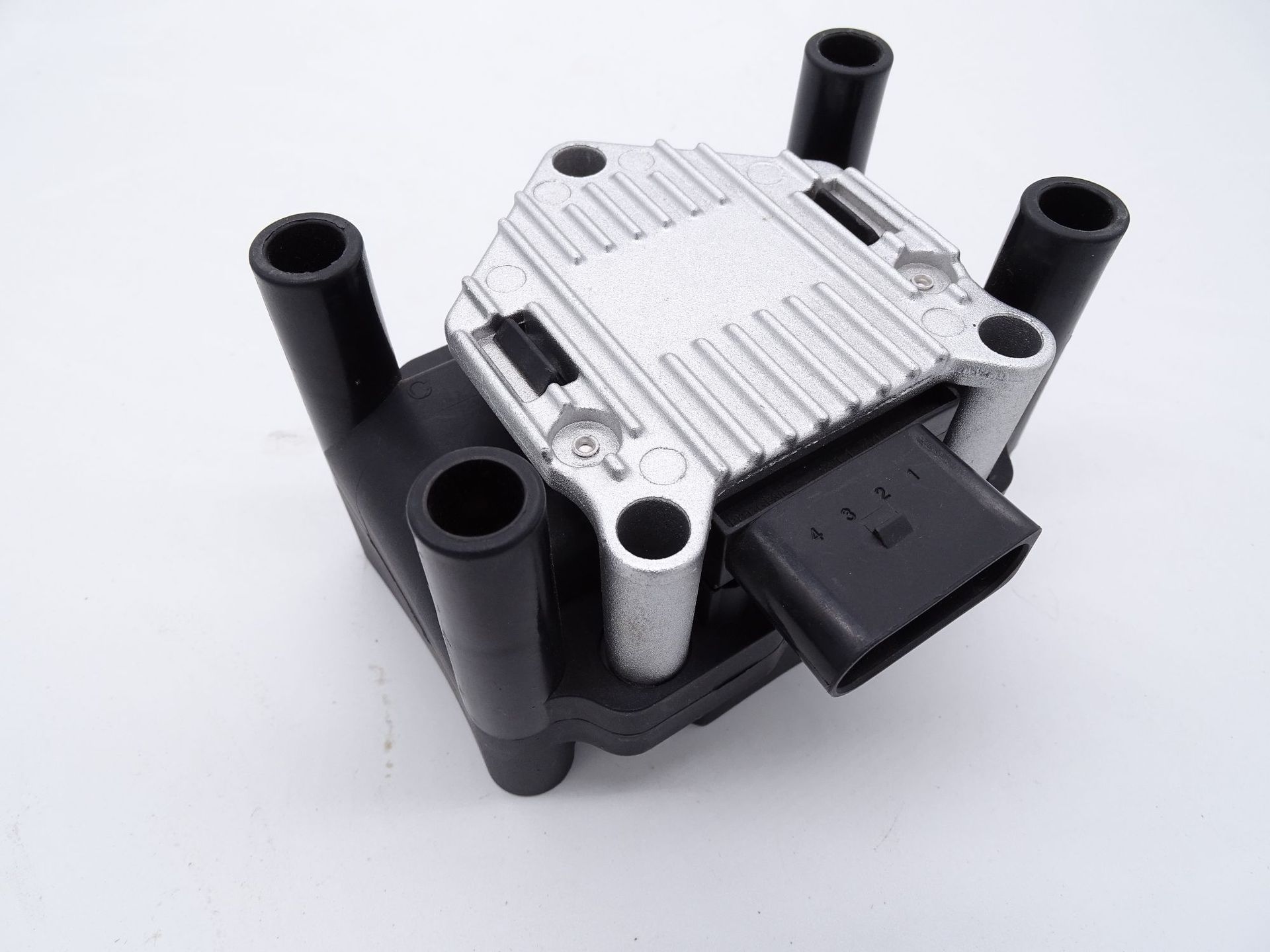 厂家直销捷达王时代超人点火线圈 032905106b