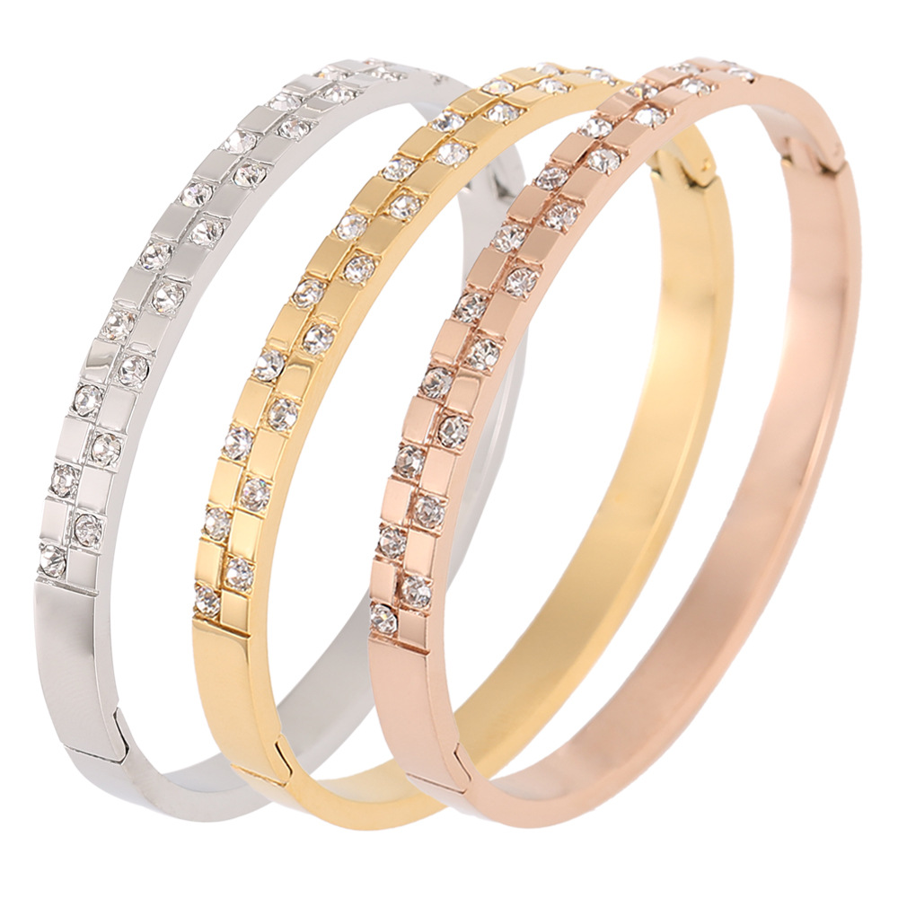 欧美跨境供应全抛光雕刻女款不锈钢手镯面镶锆石现货批发钛钢饰品