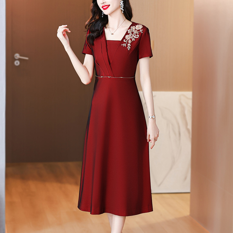 喜婆婆婚宴装酒红色礼服裙2024夏季新款国风优雅重工绣花连衣裙