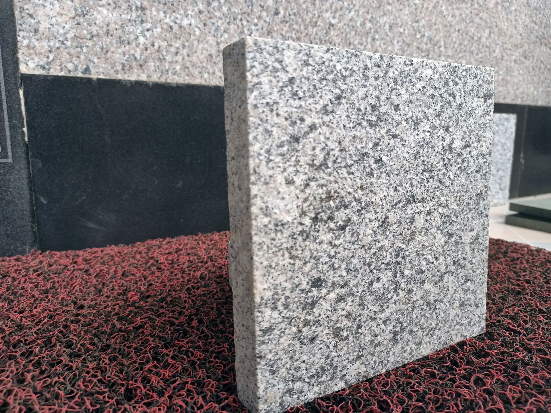 福建厂家细花g602天然花岗岩芝麻白芝麻灰路沿石火烧板石材