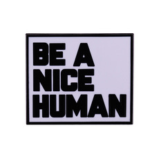 "做一个好人"-黑白字母胸针简约艺术徽章