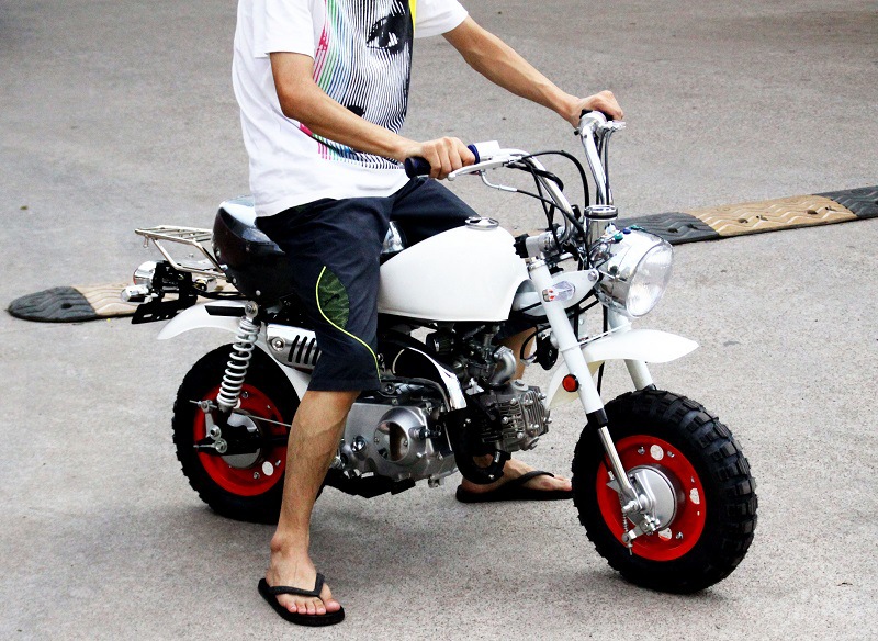 小公猴子摩托车迷你小街车汽油复古小弯梁踏板助力代步电动车