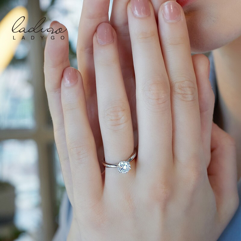 ladygo戒指女s925银指环一克拉莫桑钻戒d色六爪求婚结婚戒情侣情